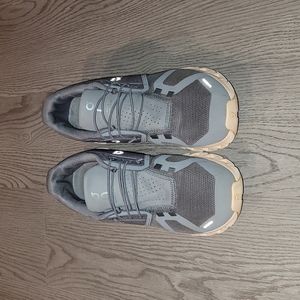 Great Condition On Cloud womens 9